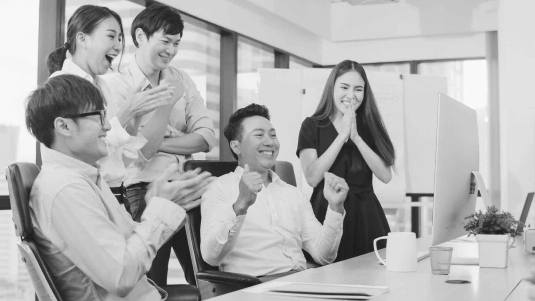 Gruppe diskutiert Analyseergebnisse gemeinsam